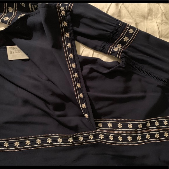 Abercrombie and Fitch navy blue peasant top - Picture 4 of 4